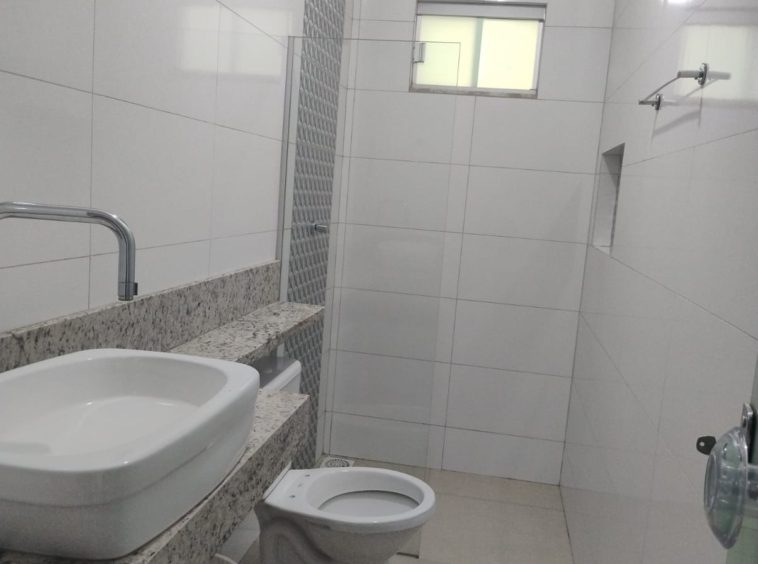 Banheiro 1 (foto 1) da Casa no Jardim Helvencia