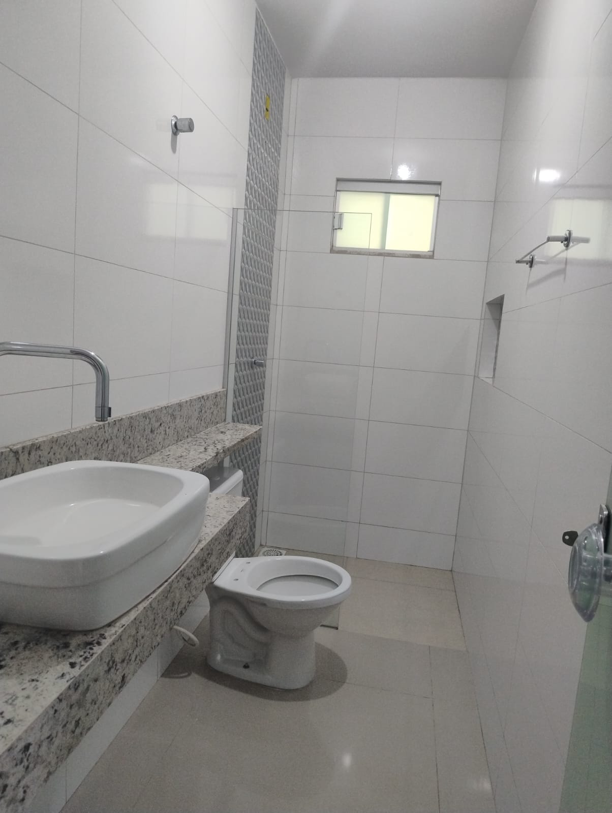 Banheiro 1 (foto 1) da Casa no Jardim Helvencia
