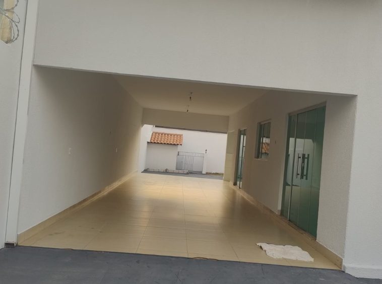 Garagem (foto 1) da Casa no Jardim Helvencia